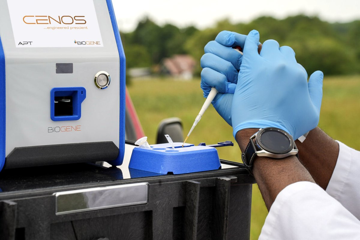 &nbsp;Operator completing extraction free workflow using CENOS&nbsp;